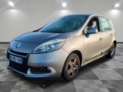 la photo d'une voiture argentée sur un sol en damier