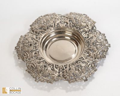 Grande coupe en métal, l’aile repoussée et ciselée de motifs… - Photo 1