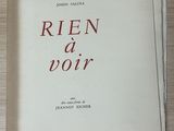 une pile de livres posée sur une table en bois