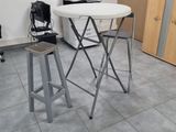 une table blanche et deux chaises dans une pièce