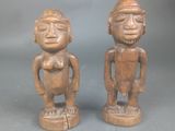 paire de figurines en bois représentant deux hommes debout l'un à côté de l'autre