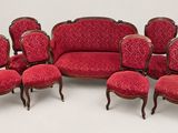 une image représentant un ensemble composé de six chaises et d'un canapé