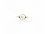 gros plan d'une bague en diamant sur fond blanc