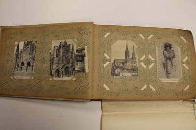 un livre ouvert sur lequel figurent des images d'une ville