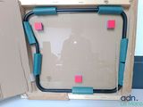 une photo d'une boîte en carton sur laquelle sont collés des post-it