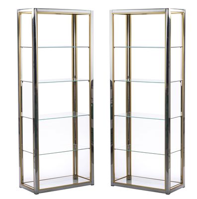 paire de vitrines en chrome et en verre, avec des étagères en verre