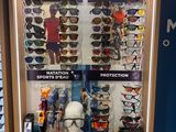 un présentoir de lunettes de soleil exposé dans un magasin