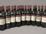 Plusieurs bouteilles de vin rouge sont alignées en rangée