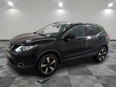 Nissan QX-V SUV dans un showroom au sol à damier