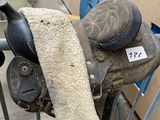 une selle de cheval recouverte d'une couverture, dans une pièce