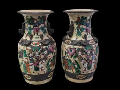 CHINE Paire de vases de Nankin en porcelaine émaillée à déco…