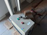 une machine posée sur le sol de la pièce
