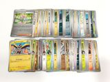 un lot de cartes posées sur une table