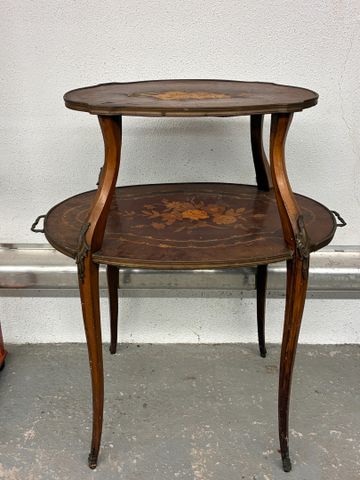 Table à thé en bois de placage, à deux plateaux à décor de marque...