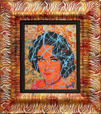 un tableau représentant le visage d'une femme, dans un cadre doré