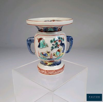 un vase posé sur un socle transparent