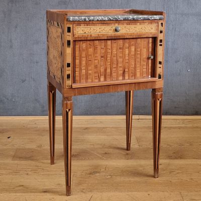 une image d'un petit meuble en bois avec un plateau en marbre
