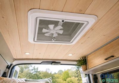 une photo d'un camping-car équipé d'un ventilateur de plafond à l'arrière