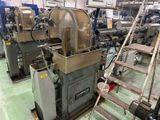 une machine qui se trouve dans une pièce où il y a une échelle