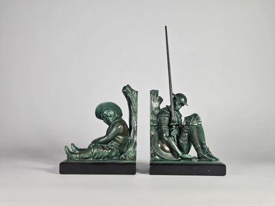 une paire de serre-livres en bronze représentant un homme et une femme assis sur une chaise