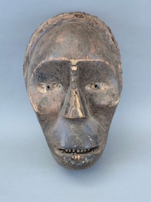 une image représentant un crâne sculpté dans de l'argile