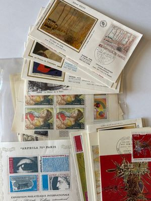 beaucoup de cartes postales et d'enveloppes sur la table