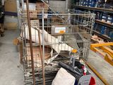 un chariot posé au milieu d'une pièce
