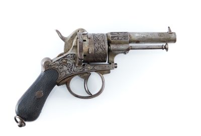gros plan d'un pistolet sur une surface blanche