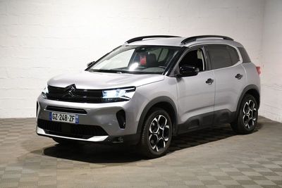 Le nouveau SUV Citroën est garé dans le garage.