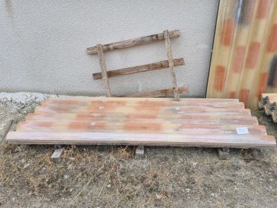 un morceau de bois posé par terre à côté d'une chaise
