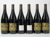 six bouteilles de vin sont alignées sur une table