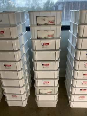 beaucoup de cartons empilés les uns sur les autres dans une pièce
