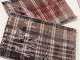 deux morceaux de tissu posés sur une surface blanche