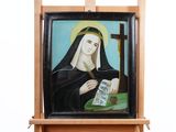 tableau représentant une femme avec un chapelet et une croix posés sur un chevalet