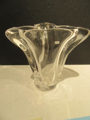 un vase en verre posé sur une table