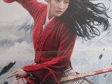 L'affiche du film « Mulan » est accrochée au mur.