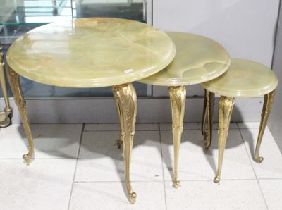 trois tables posées sur un sol carrelé