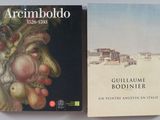 les deux livres sont posés sur la table l'un à côté de l'autre