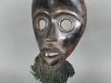 une photo d'une sculpture représentant un visage barbu posé sur un socle