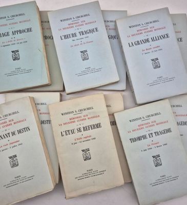 plusieurs livres sont empilés sur une table