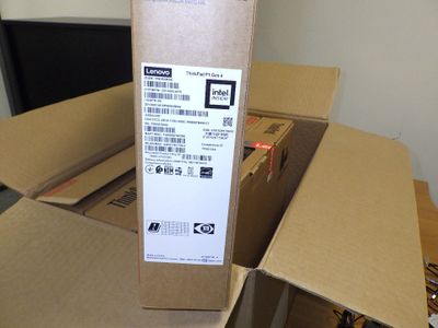 une boîte en carton posée sur une table