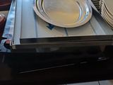 de nombreuses assiettes et casseroles posées sur une table dans un restaurant