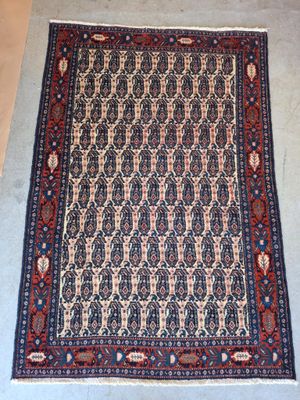 un tapis à motifs posé sur le sol
