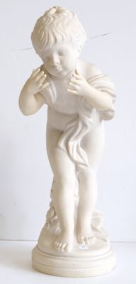 une statue blanche représentant un enfant tenant une fleur