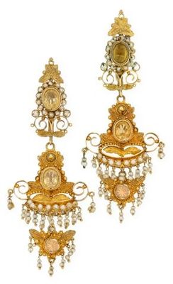 deux paires de boucles d'oreilles en or ornées de perles
