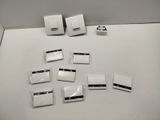 beaucoup d'interrupteurs blancs sur une surface blanche