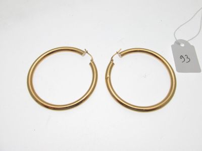 une paire de boucles d'oreilles en or