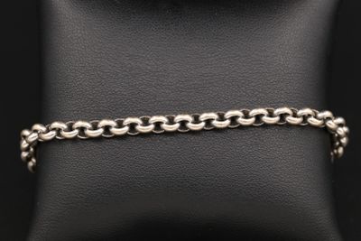 un bracelet à chaîne en argent avec un fermoir sur un mannequin, un mannequin, un mannequin, un mannequin, un mannequin, un mannequin, un mannequin, un mannequin, un mannequin, un mannequin, un mannequin, un mannequin, un mannequin, un mannequin, un mannequin, un mannequin, un mannequin, un mannequin, un mannequin, un mannequin, un mannequin, un mannequin, un mannequin, un mannequin, un mannequin, un mannequin, un mannequin, un mannequin, un mannequin, un mannequin, un mannequin, un mannequin, un mannequin, un manne