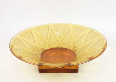 VERLYS, Grande coupe sur talon en verre moulé teinté orange,…
