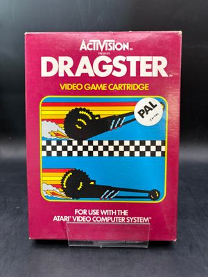 un gros plan sur la boîte d'un jeu vidéo intitulé « Dragster »